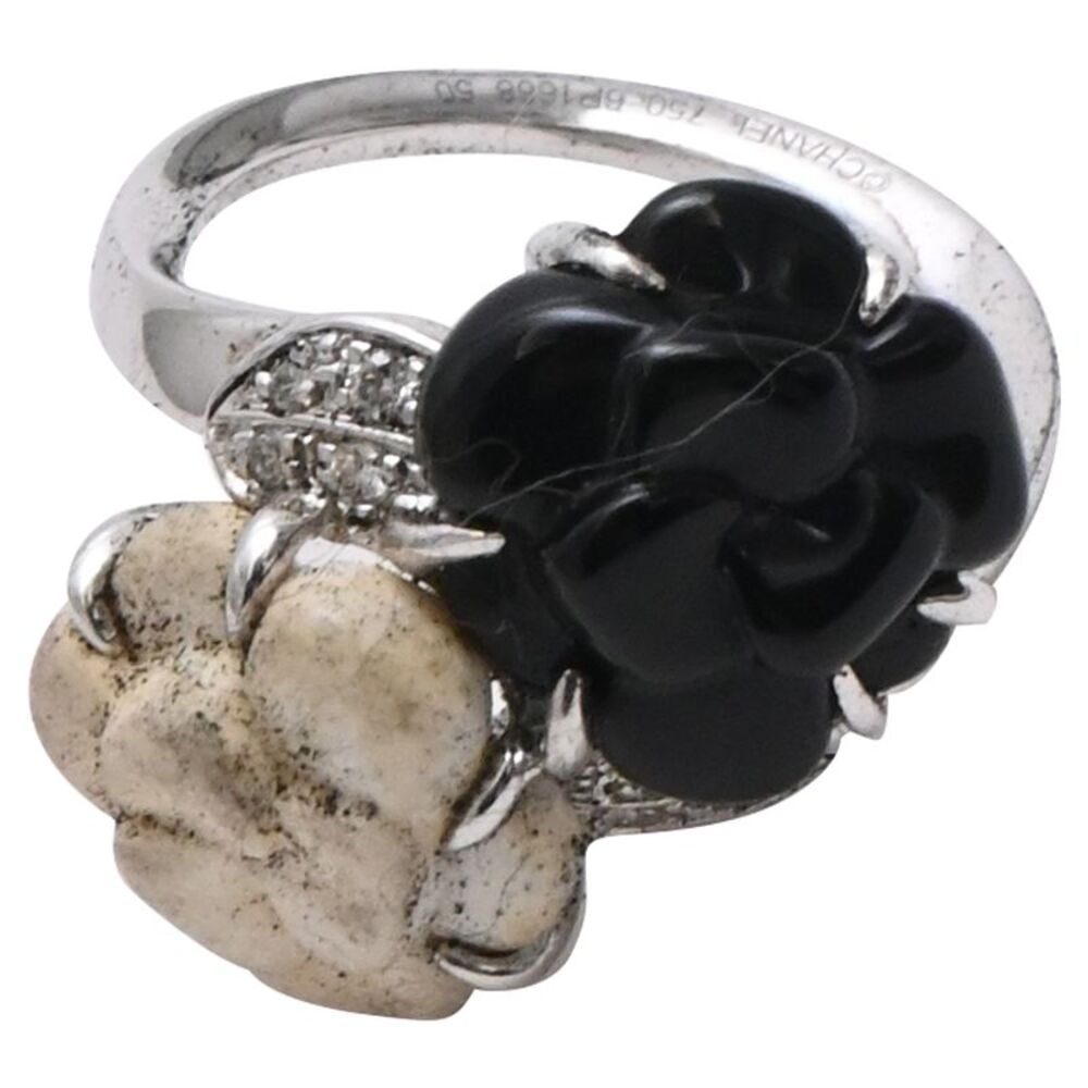 Chanel Camélia Sculpte Ring in White Gold
